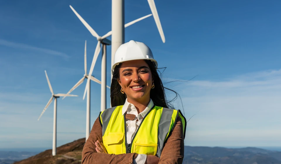 latin-female-engineer-smiling-with-crossed-arms