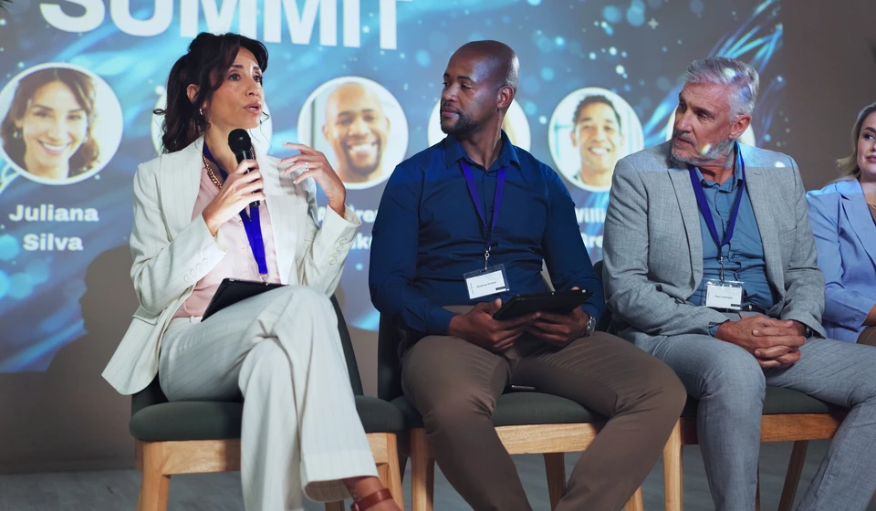 stage-seminar-and-summit-with-business-people