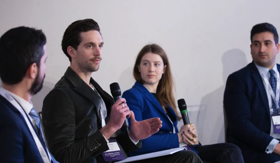 stage-seminar-speakers-on-stage