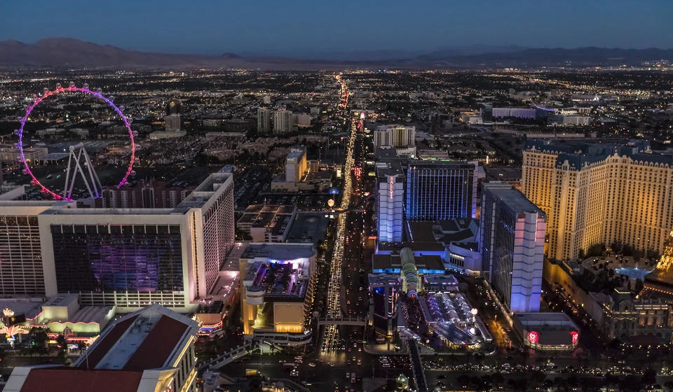 the-strip-at-night-las-vegas-nevada-usa